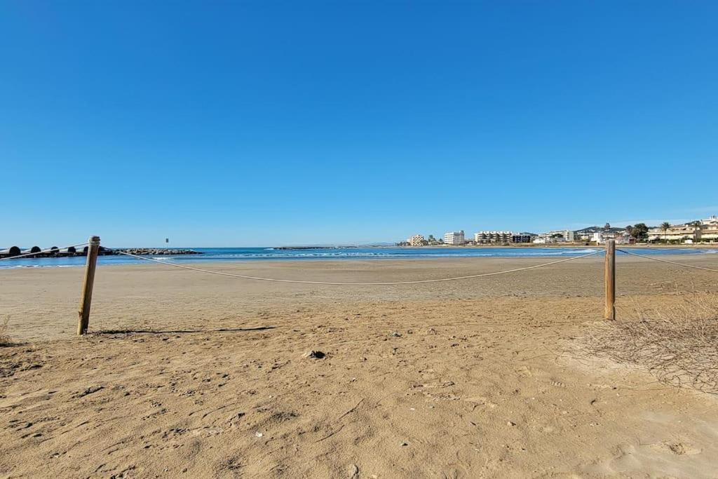 Nice Beachside 2-Bd Apt Near Barcelona Кунит Экстерьер фото